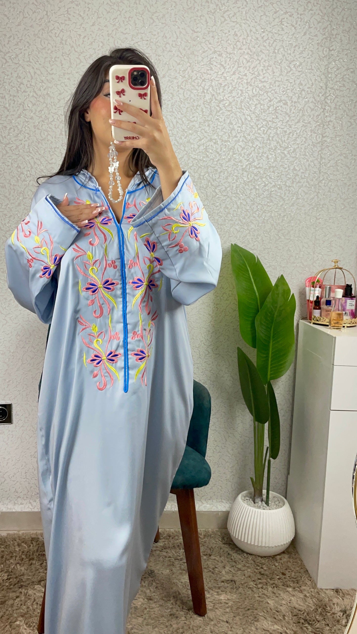 جلابة عصرية مطروزة باتقان