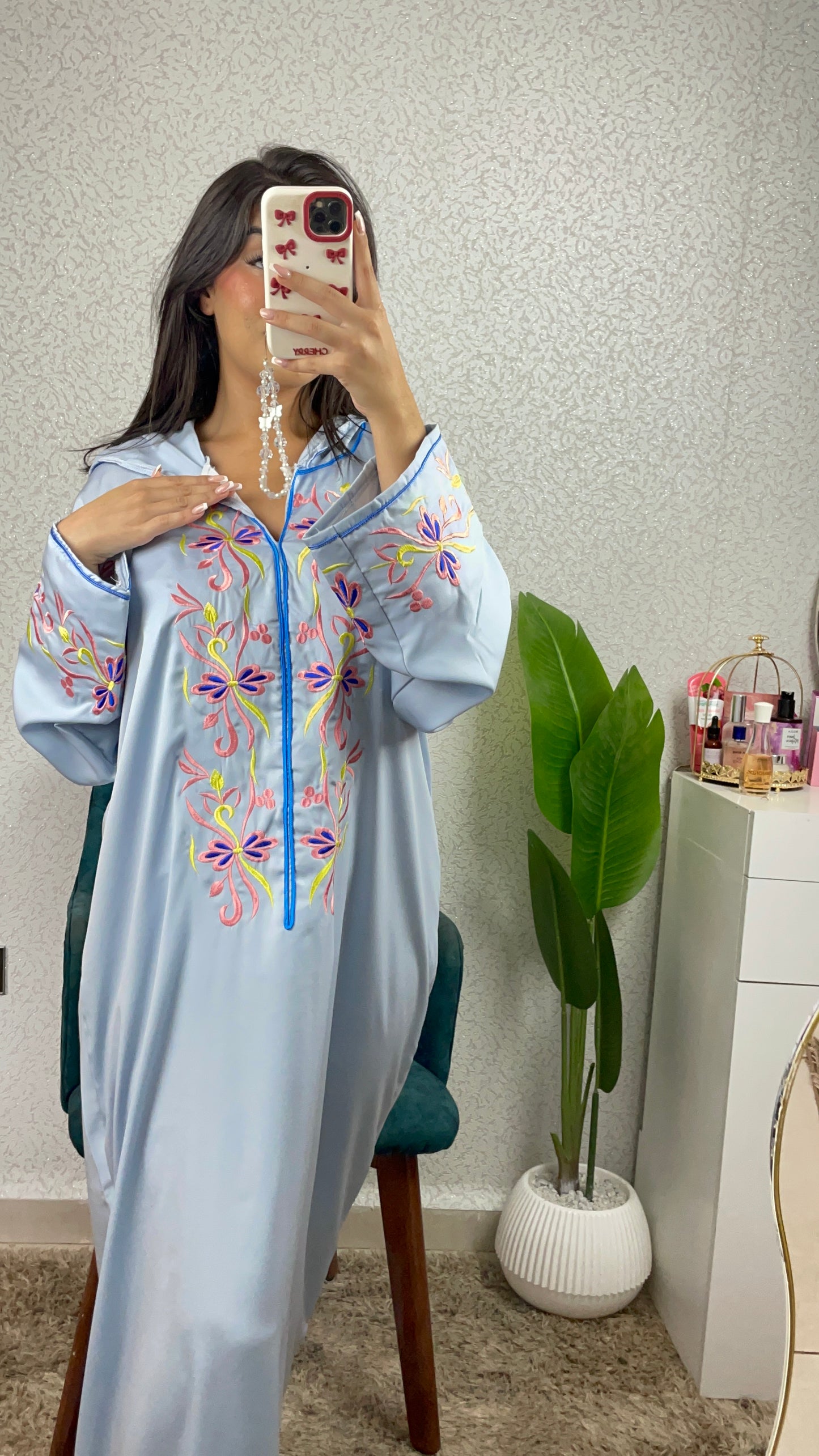جلابة عصرية مطروزة باتقان